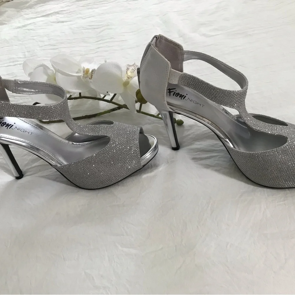 FIONI NIGHT 4 inch high heels, silver, size 7.5, single use. - Picture 8 of 9